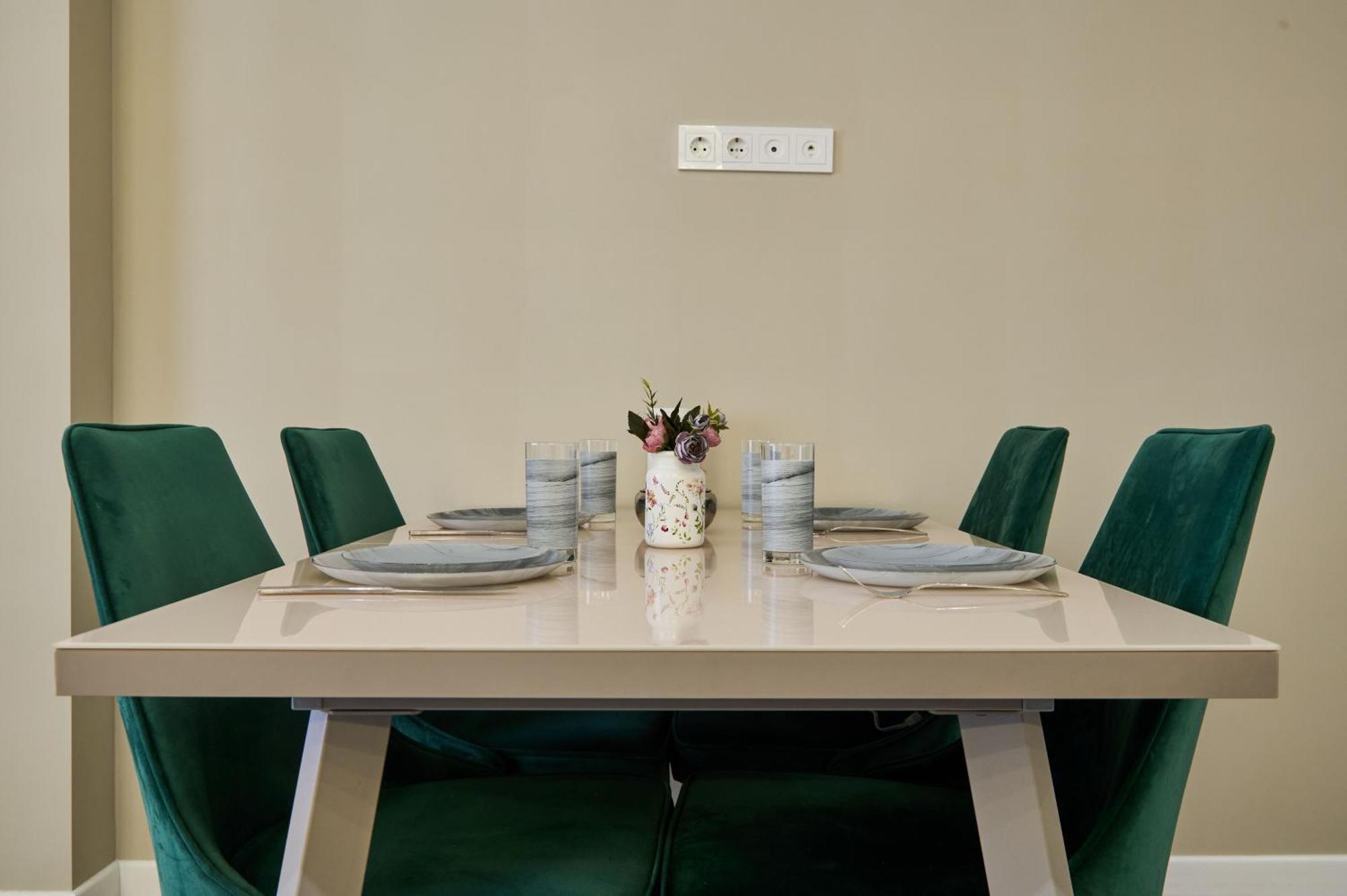 Five Business-Class Rooms In R-House Near Mega Center Almaty Exteriér fotografie